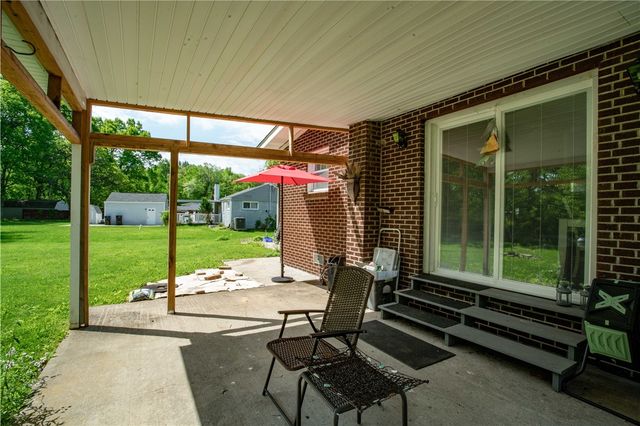 858 Monaca Rd, Center Twp, PA 15061