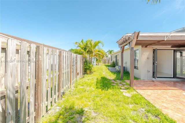 8340 NW 193rd Ln, Hialeah, FL 33015
