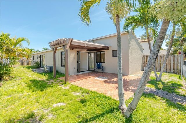 8340 NW 193rd Ln, Hialeah, FL 33015