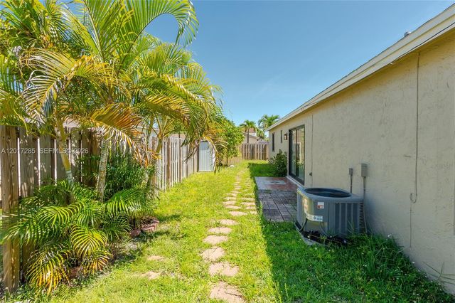 8340 NW 193rd Ln, Hialeah, FL 33015