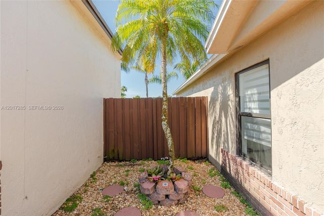 8340 NW 193rd Ln, Hialeah, FL 33015