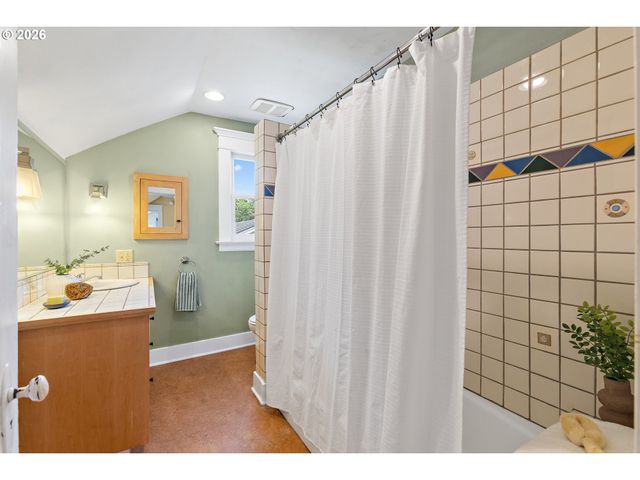 2014 Ne 38TH Ave, Portland, OR 97212