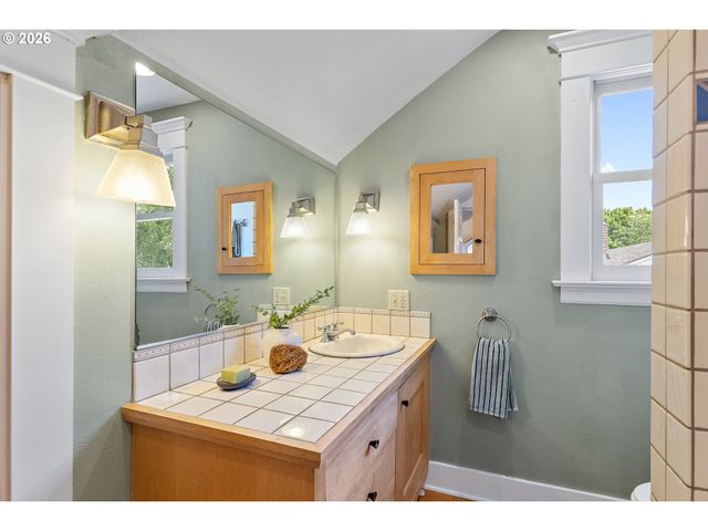 2014 Ne 38TH Ave, Portland, OR 97212