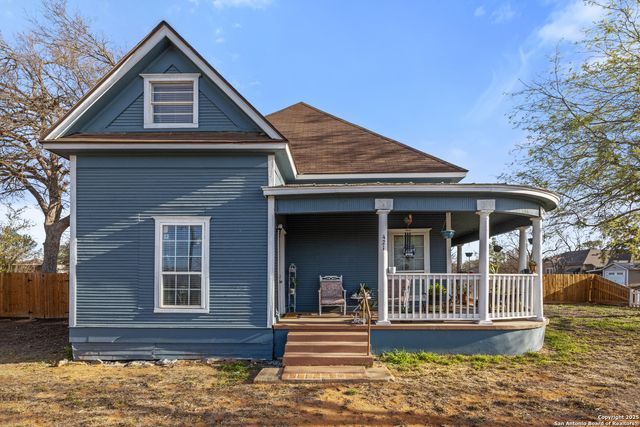 421 E Rio Grande, Pearsall, TX 78061