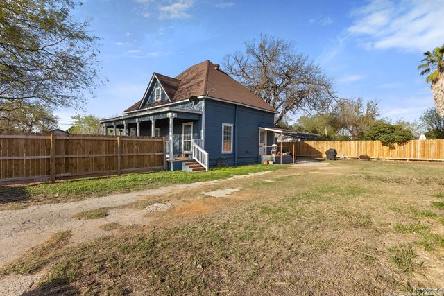 421 E Rio Grande, Pearsall, TX 78061