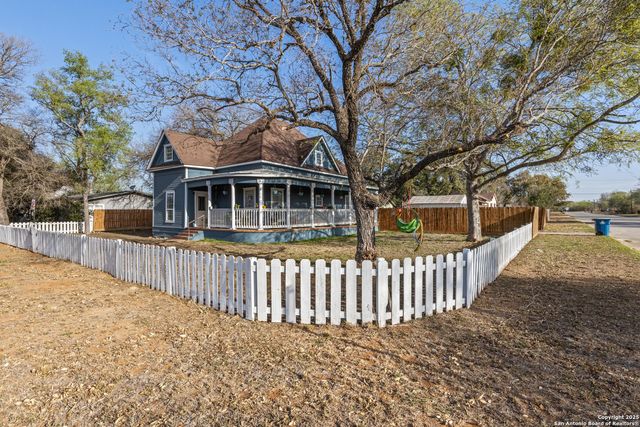 421 E Rio Grande, Pearsall, TX 78061