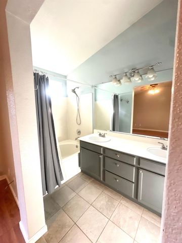 1212 Carson Avenue, Clovis, CA 93611