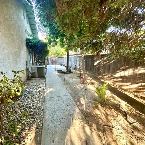 1212 Carson Avenue, Clovis, CA 93611