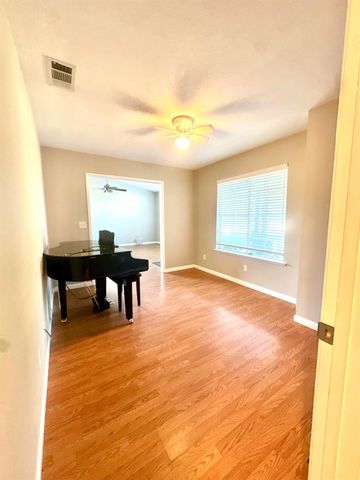 1212 Carson Avenue, Clovis, CA 93611
