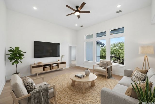 1801 N Chateau, Kerrville, TX 78028