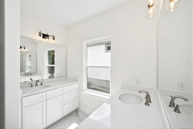 1801 N Chateau, Kerrville, TX 78028