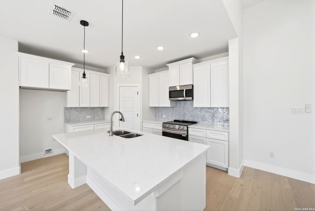 1801 N Chateau, Kerrville, TX 78028