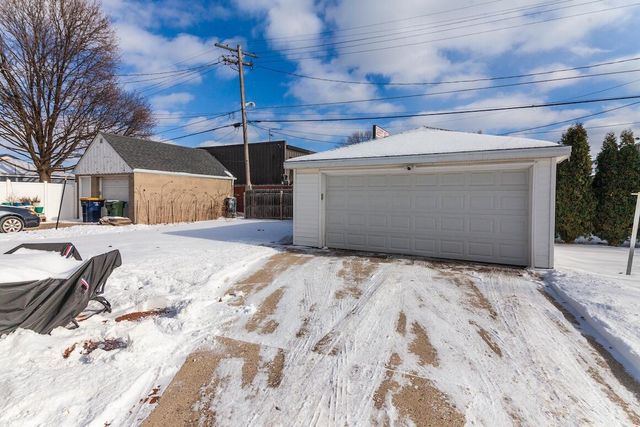 1006 S 109th STREET, West Allis, WI 53214
