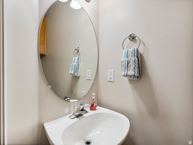 1319 E OLD MAPLE CT, Murray, UT 84117