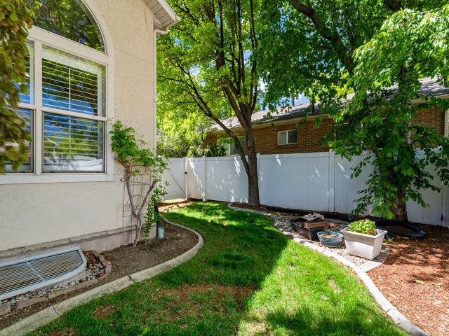 1319 E OLD MAPLE CT, Murray, UT 84117
