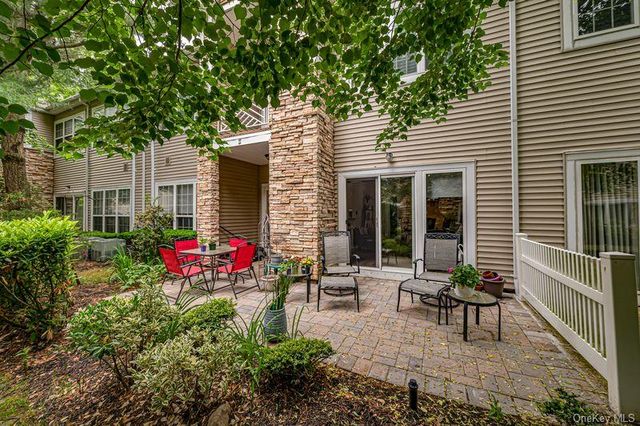 34 Carriage Lane, Plainview, NY 11803