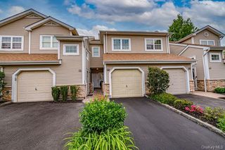 34 Carriage Lane, Plainview, NY 11803