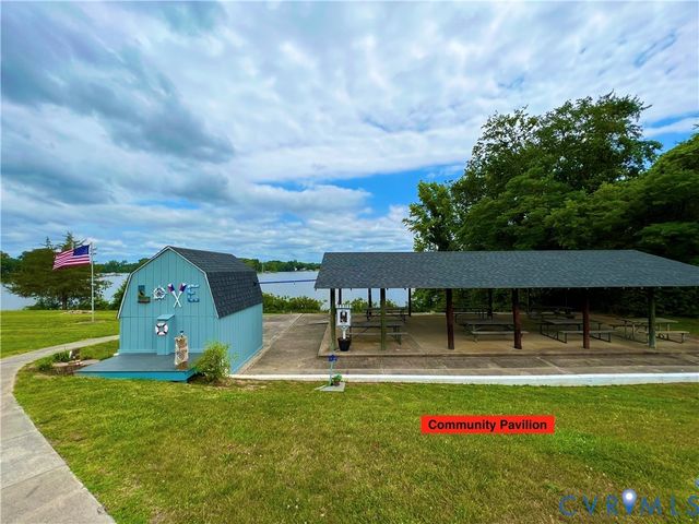 192 Woodmount Dr, Colonial Beach, VA 22443