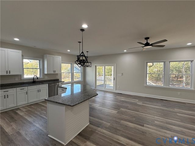 192 Woodmount Dr, Colonial Beach, VA 22443