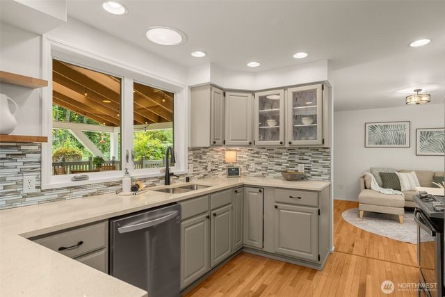 25901 SE Tiger Mountain Road, Issaquah, WA 98027