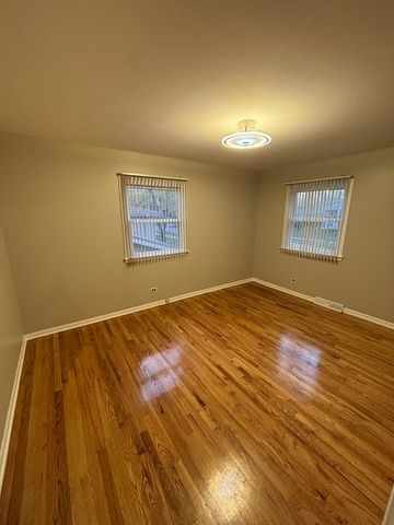 18745 Queens Road, Homewood, IL 60430