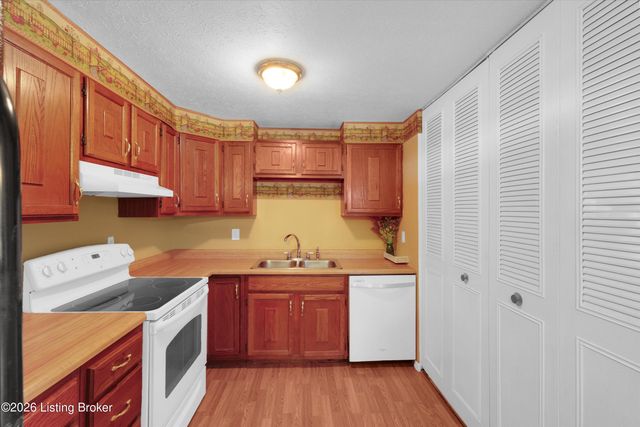 8702 Bost Ln, Louisville, KY 40219