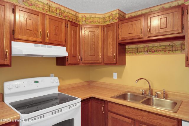 8702 Bost Ln, Louisville, KY 40219