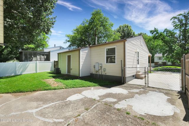 8702 Bost Ln, Louisville, KY 40219