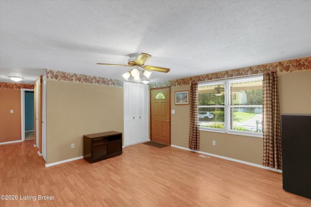 8702 Bost Ln, Louisville, KY 40219