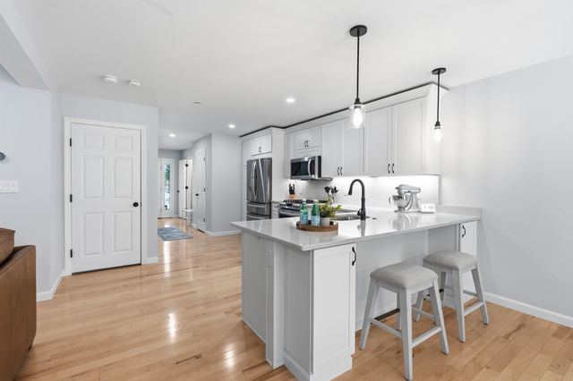 237 Woodview Way, Manchester, NH 03102