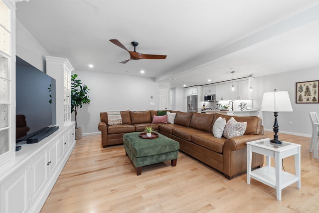 237 Woodview Way, Manchester, NH 03102