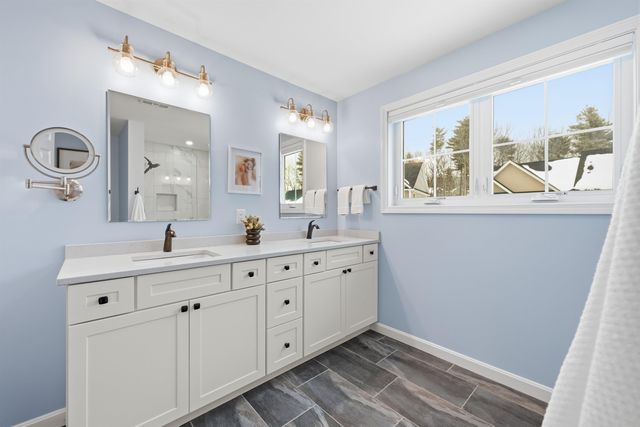 237 Woodview Way, Manchester, NH 03102