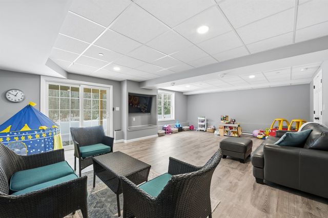 237 Woodview Way, Manchester, NH 03102