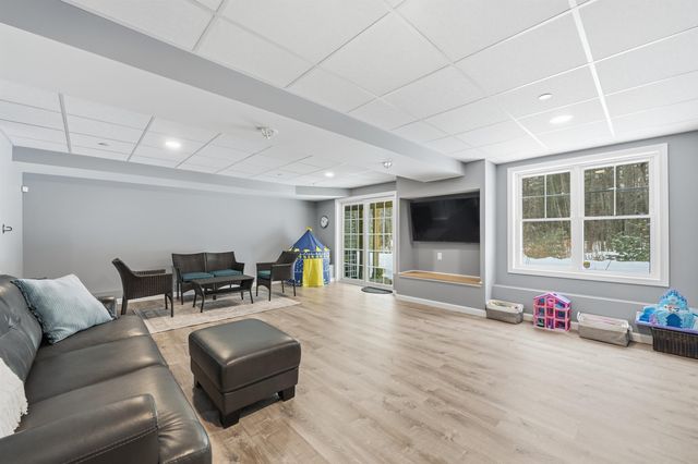 237 Woodview Way, Manchester, NH 03102