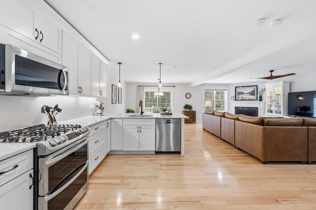 237 Woodview Way, Manchester, NH 03102