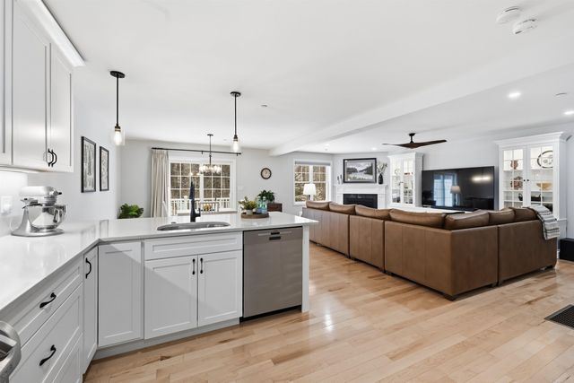 237 Woodview Way, Manchester, NH 03102