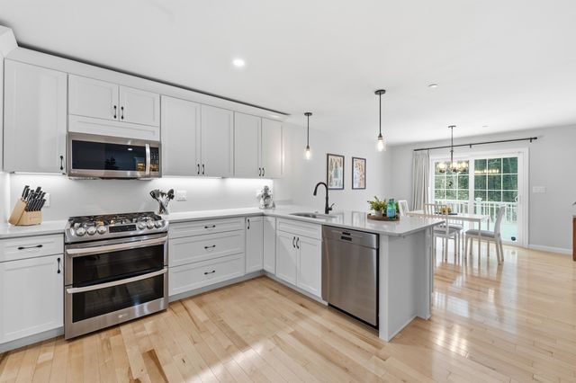 237 Woodview Way, Manchester, NH 03102