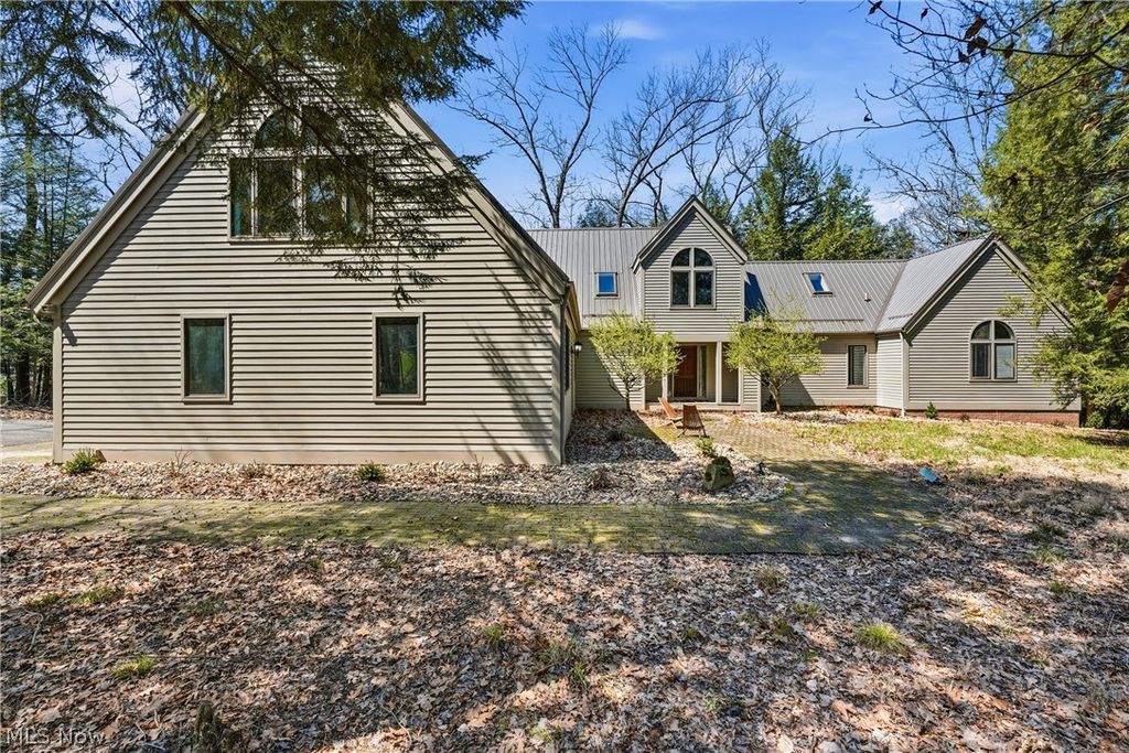 5700 Clingan Road, Struthers, OH 44471