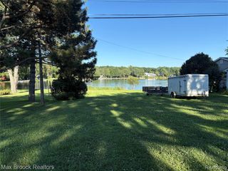 1105 Pinecrest Drive, White Lake, MI 48386