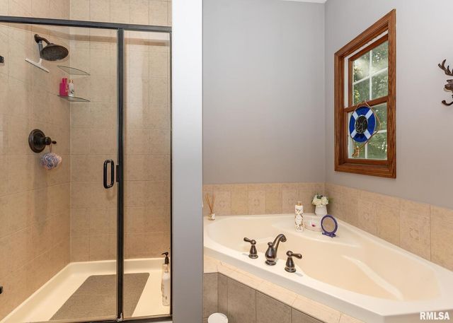 28055 238TH Street, Le Claire, IA 52753