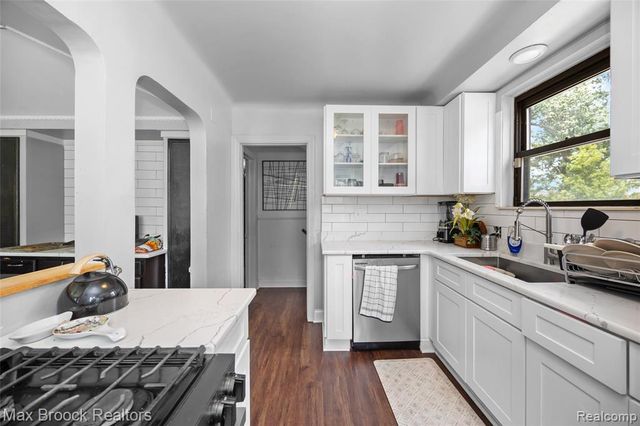 20096 Shrewsbury Road, Detroit, MI 48221