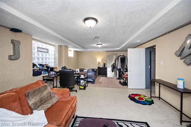 20096 Shrewsbury Road, Detroit, MI 48221