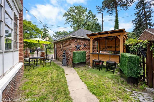 20096 Shrewsbury Road, Detroit, MI 48221