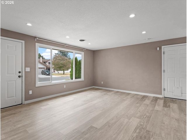 802 Sw 15TH St, Troutdale, OR 97060