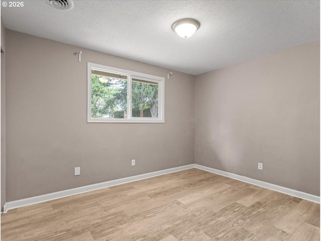802 Sw 15TH St, Troutdale, OR 97060