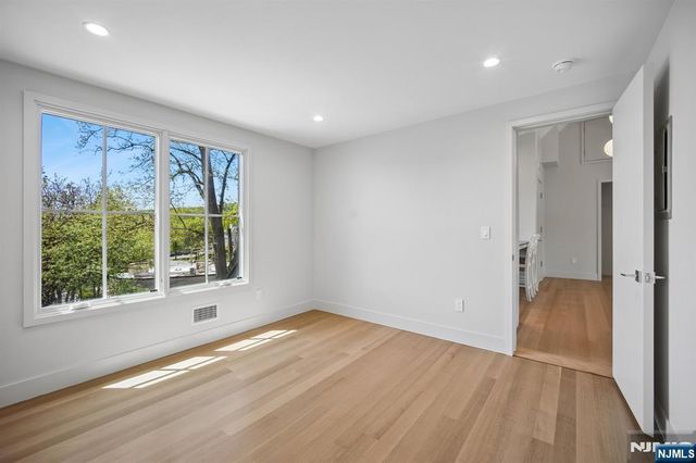75 Midland Avenue 5, Montclair, NJ 07042