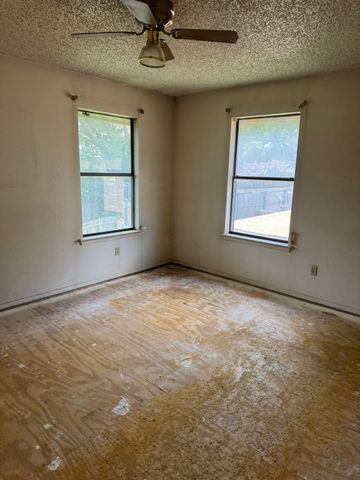 2103 Mistletoe Avenue, Fort Worth, TX 76110