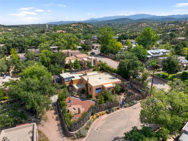 321 Callecita Place, Santa Fe, NM 87501