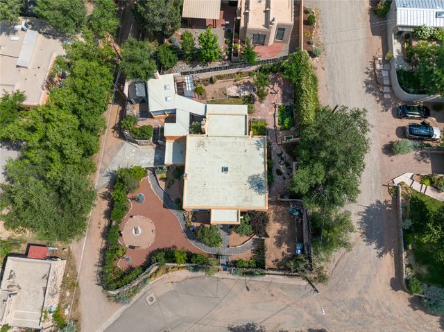 321 Callecita Place, Santa Fe, NM 87501