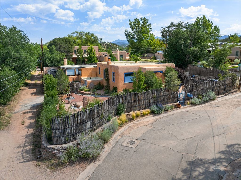 321 Callecita Place, Santa Fe, NM 87501